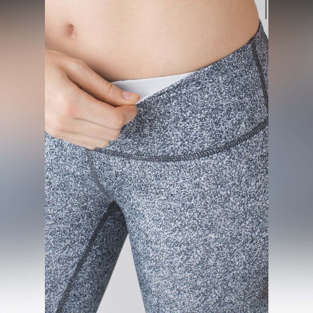 167. Lululemon Wunder Under Crop III
Rio Mist White Black 17” inseam
